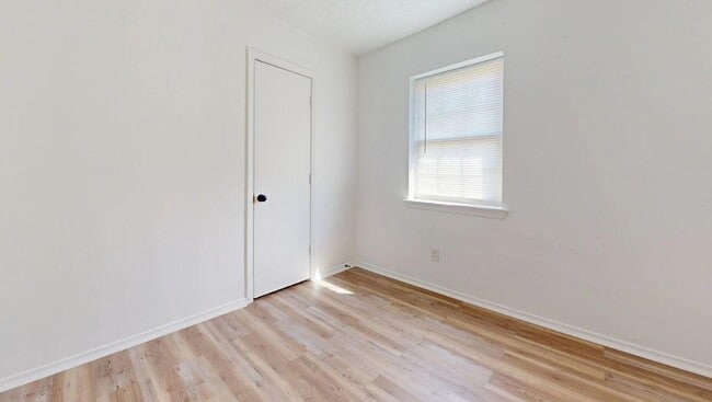Building Photo - 603 Seminole Dr
