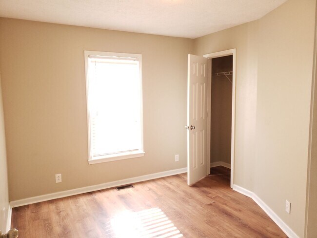 Building Photo - Coming in Jan! 3 Bed/2 Bath, Close to Post!