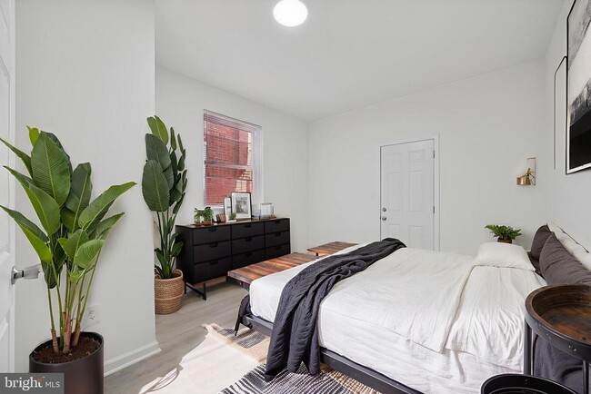 Building Photo - 705 S 60th St