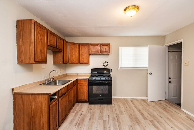 Building Photo - Lovely 3 Bedroom 1 Bathroom Home