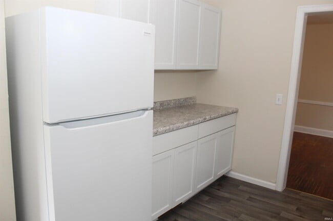 Building Photo - 2100 E Gum St