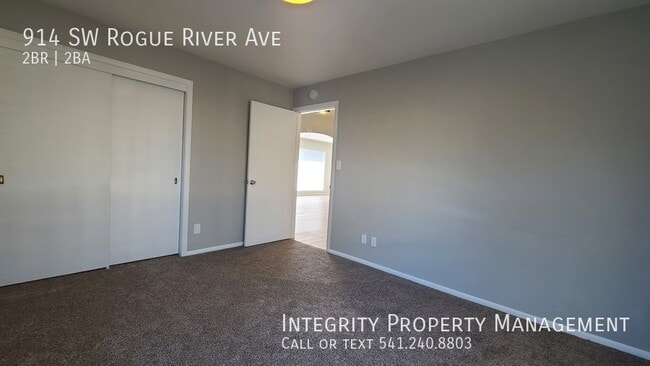 Building Photo - 914 SW Rogue River Ave