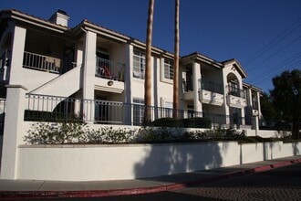 Building Photo - 2Bed/2Bath End Unit in Gated Community~ Ra...
