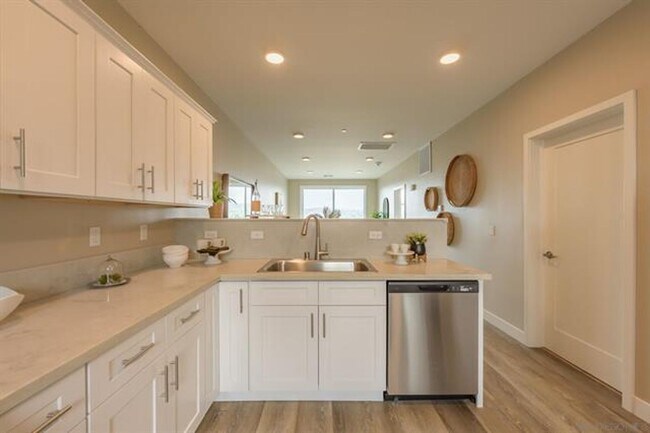 Building Photo - 2 bedrooms 2 baths in Escondido over at th...