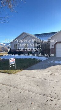 Building Photo - Beautiful 6 bedroom home available for immediate move in!