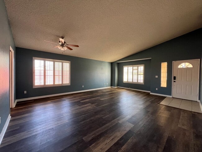 Building Photo - 3 Bedroom 2 Bathroom House with Swimming P...