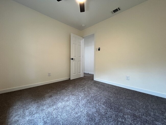 Building Photo - JUST RENOVATED 4/2.5 IN GREAT LEANDER LOCA...