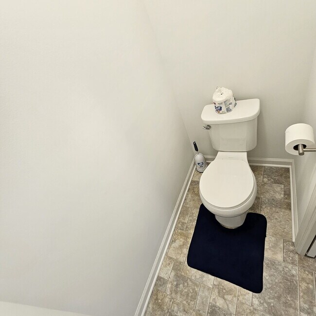 Building Photo - 4 bedroom, 3 full bathrooms, 2 car garage ...