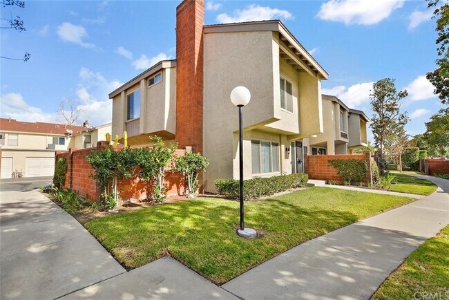 Building Photo - 1005 W Orangewood Ave