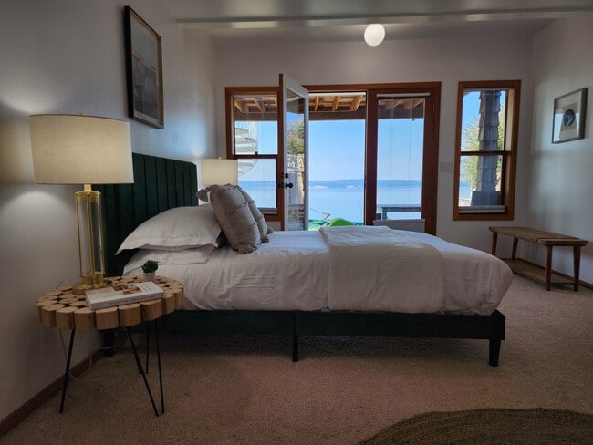 Building Photo - 19118 Soundview Dr NW