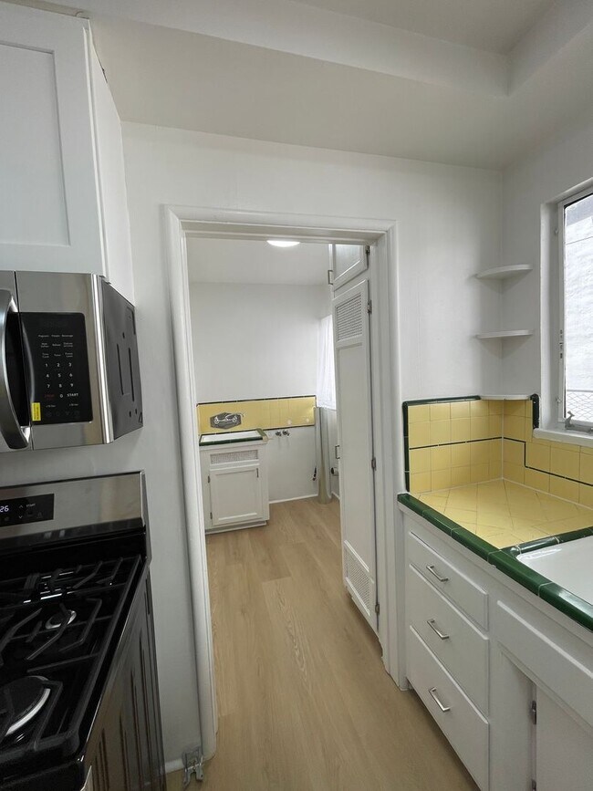 Building Photo - 1059-1059 S Genesee Ave