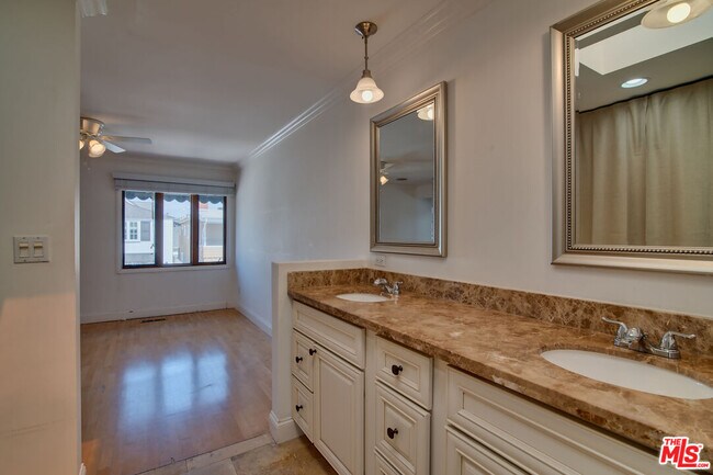 Building Photo - 127 Abalone Ave