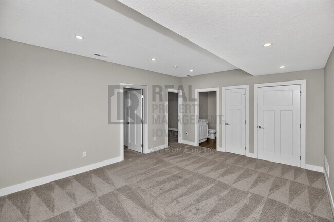 Building Photo - 5638 Fernwood Dr