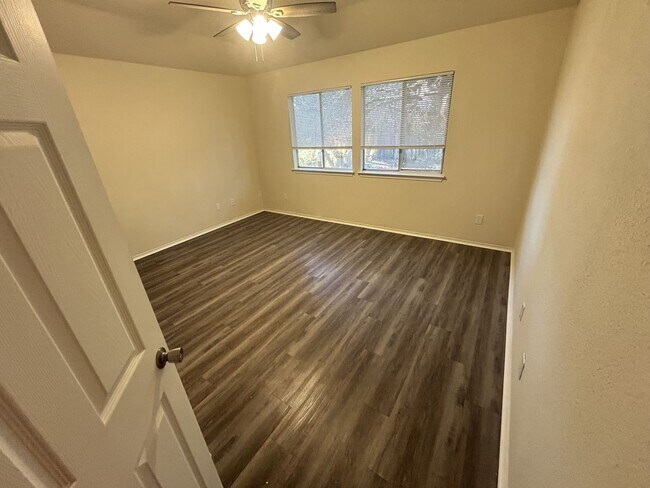 Building Photo - 5106 Glennwood Dr