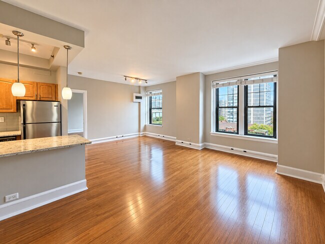 Building Photo - 3170 N Sheridan Rd