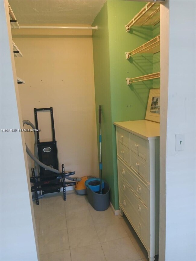 Building Photo - 2821 Somerset Dr