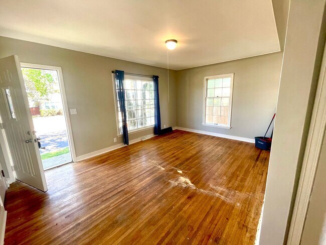 Building Photo - Charming 4bd. Tons of storage and 2 car garage!