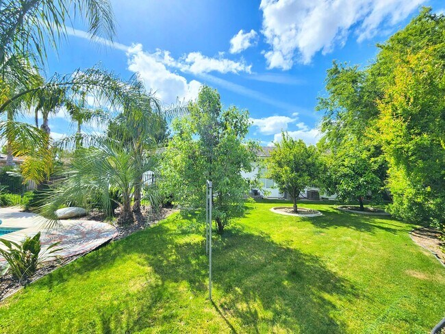Building Photo - Beautiful home with paid Solar in Seven Oaks!