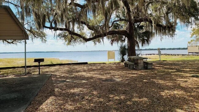 Building Photo - 813 N Waterview Dr