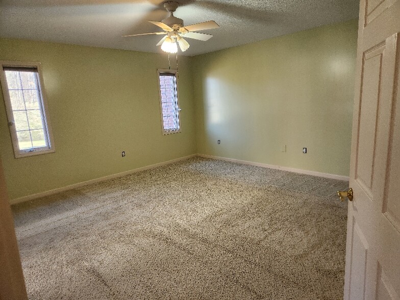 Building Photo - 1105 Estate Dr