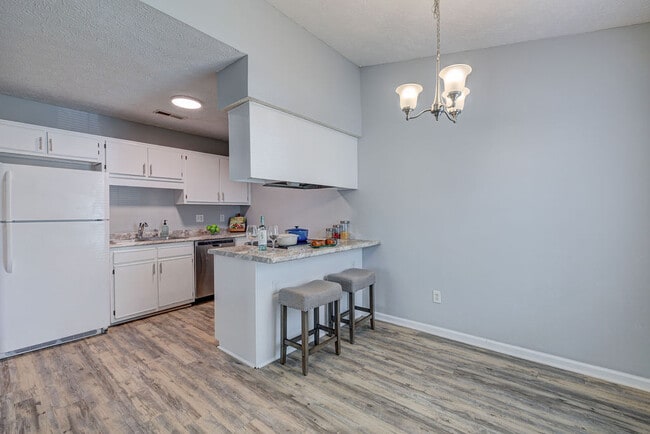 Building Photo - 617 Varsity Dr