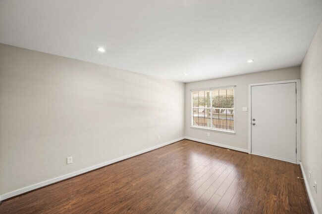 Building Photo - 845 Augusta Dr