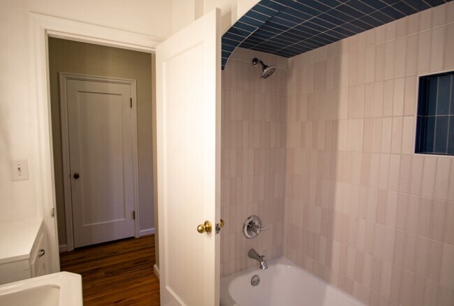 Building Photo - Great Vintage 2-Bed Between Hawthorne & Belmont!