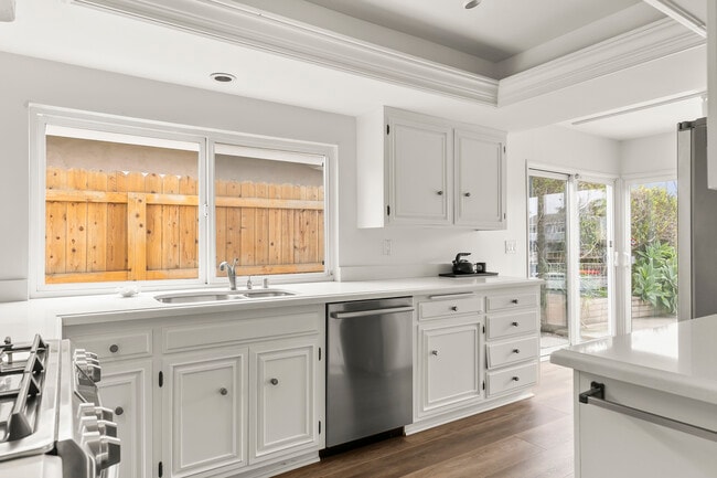 Building Photo - 2957 Seaview Ave