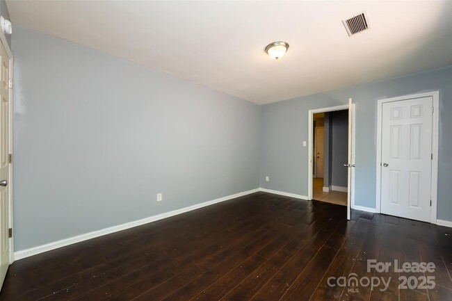 Building Photo - 4713 Belle Plaine Dr
