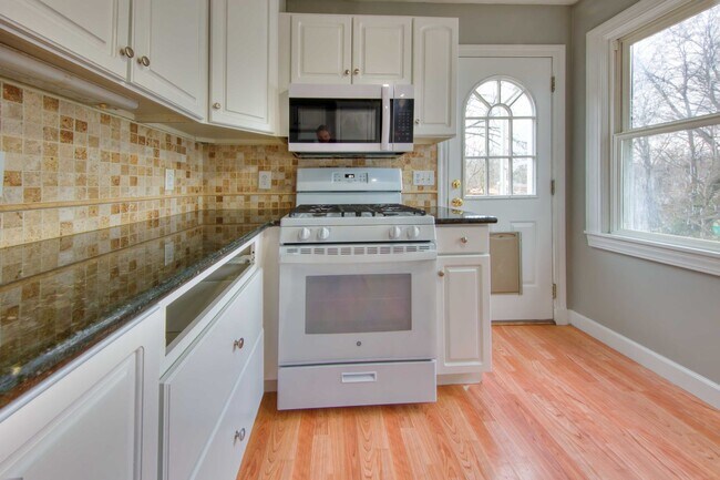 Building Photo - This classic 3 bedroom 2 bath Webster home features a front porch, large deck off the kitchen for...