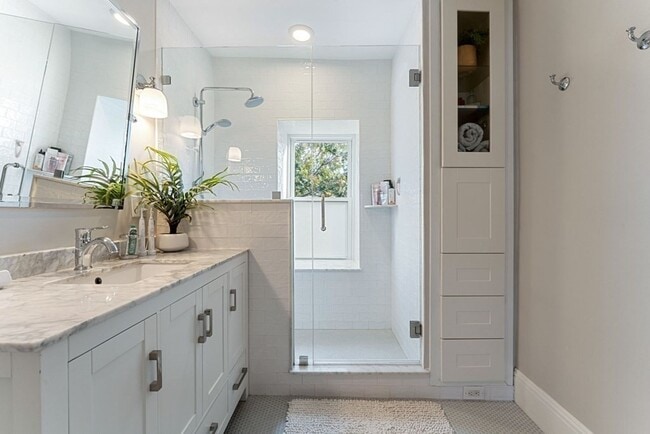 Building Photo - 511 E 5th St