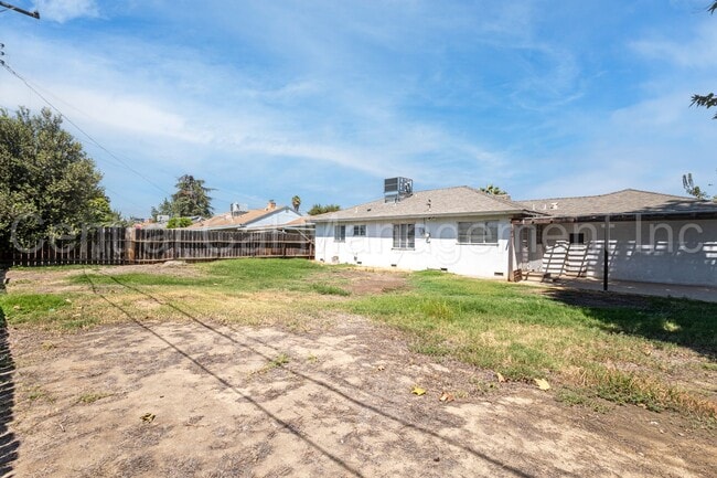 Building Photo - 3 Bedroom/1 Bath Home - $1750 Per Month!