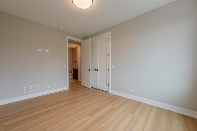 Building Photo - 6519 W Addison St