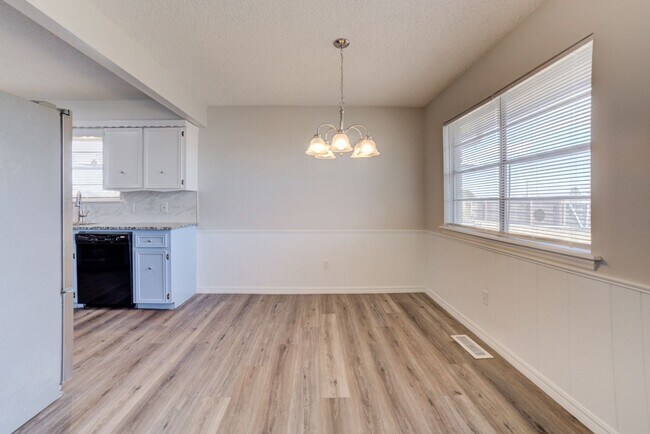 Building Photo - Newly renovated 3 bed / 2 Bath in Tulsa! Available Mid June!
