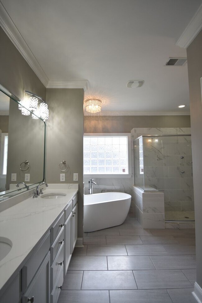 Building Photo - 3 Bedroom and 1.5 Bath Condo- Bradford Place at Buckhead