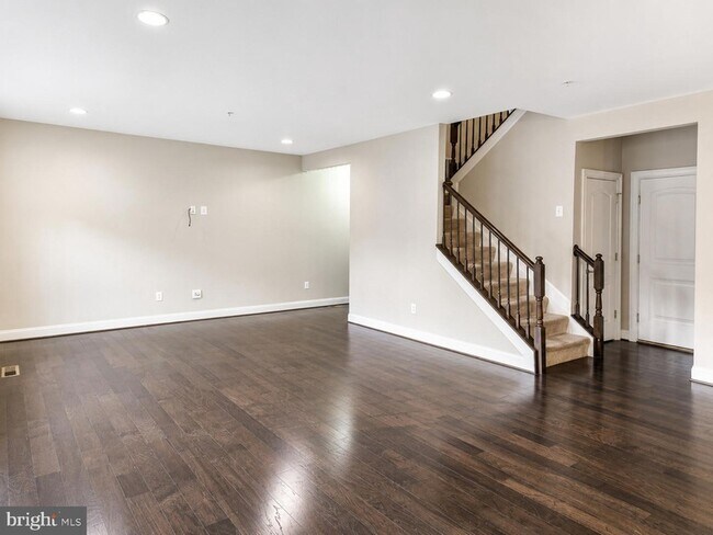 Building Photo - 3348 Burton Dr