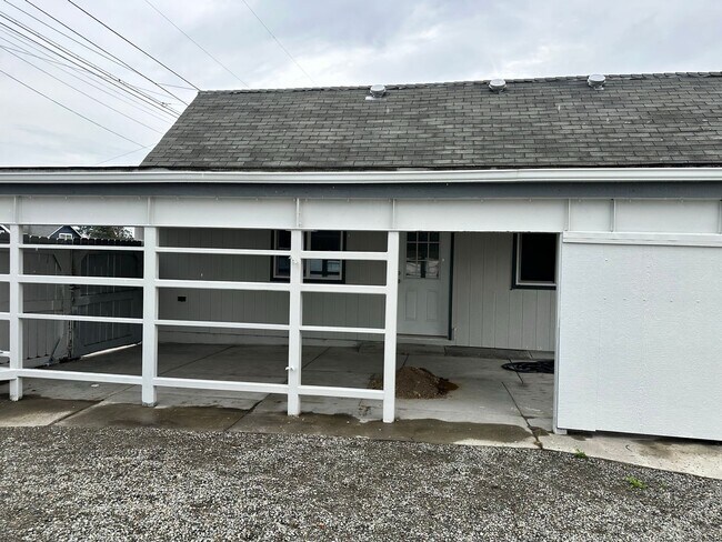 Building Photo - 2526 S Sheridan Ave