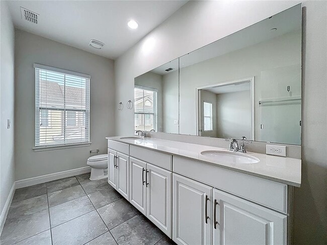 Building Photo - 561 Scotia Pl