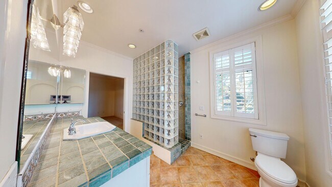 Building Photo - Spacious 4-bedroom 4.5 bath Home in a Gated Complex