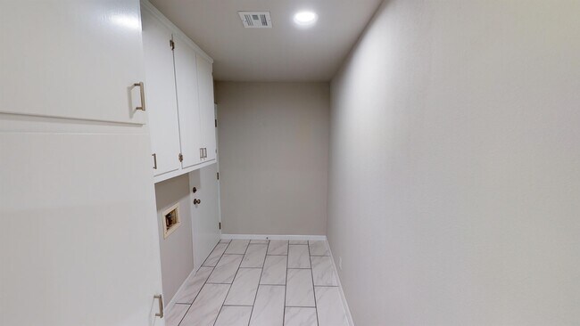 Building Photo - 6010 E 18th St