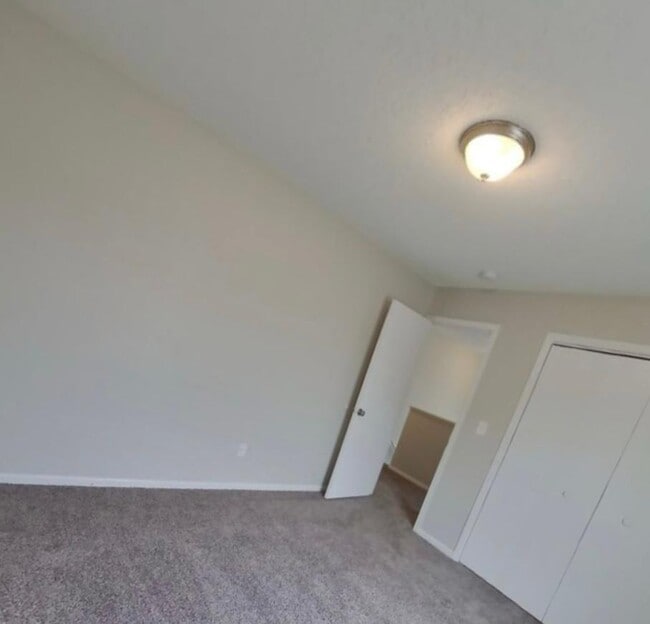 Building Photo - 1406 Thomas Dr
