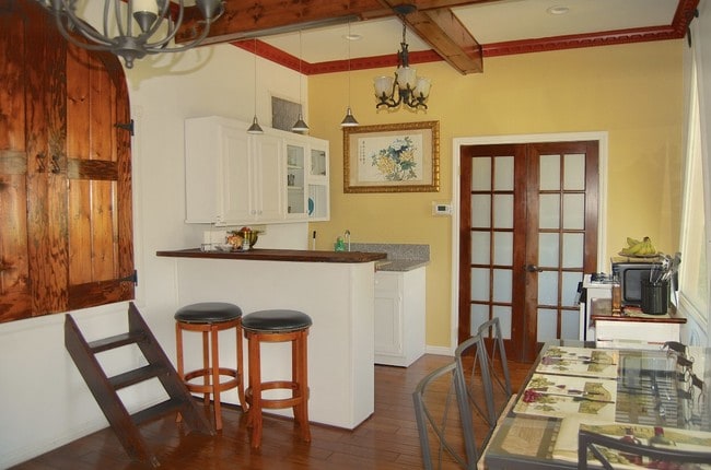 Closets/breakfast area/stove - 3916 Carnavon Way