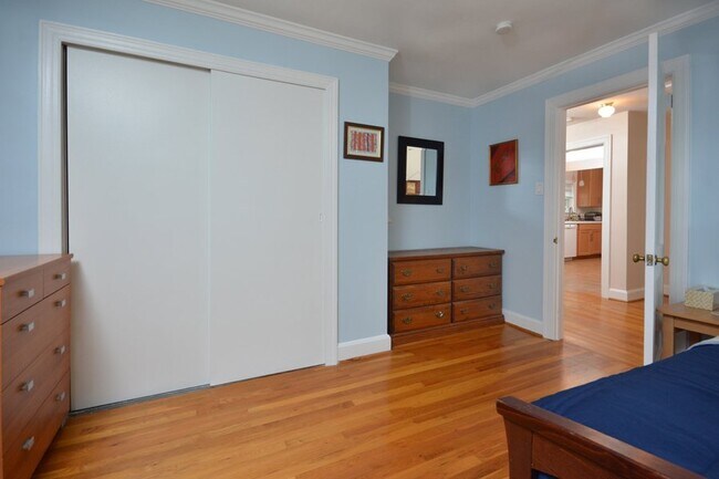 Building Photo - Furnished! Highly Desirable Trinity Park