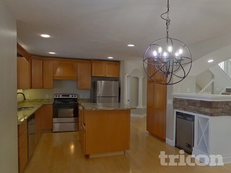 Building Photo - 606 Lincoln Dr NE