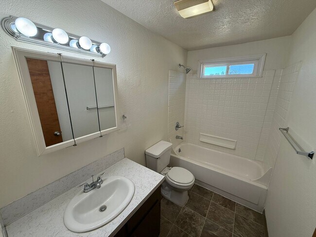 Building Photo - Two Bedroom Duplex in Aumsville