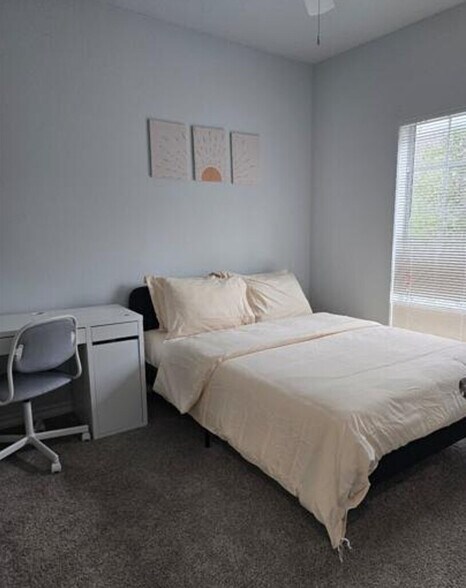 Building Photo - 909 W 23rd St