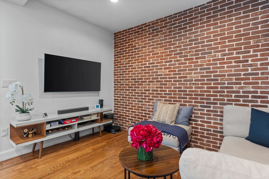 Building Photo - 113 Chandler St