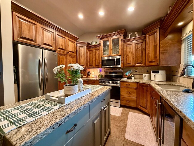 Building Photo - Spacious 4-Bedroom Home in Layton, UT!