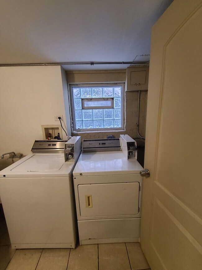 Building Photo - Humboldt Park Apartment