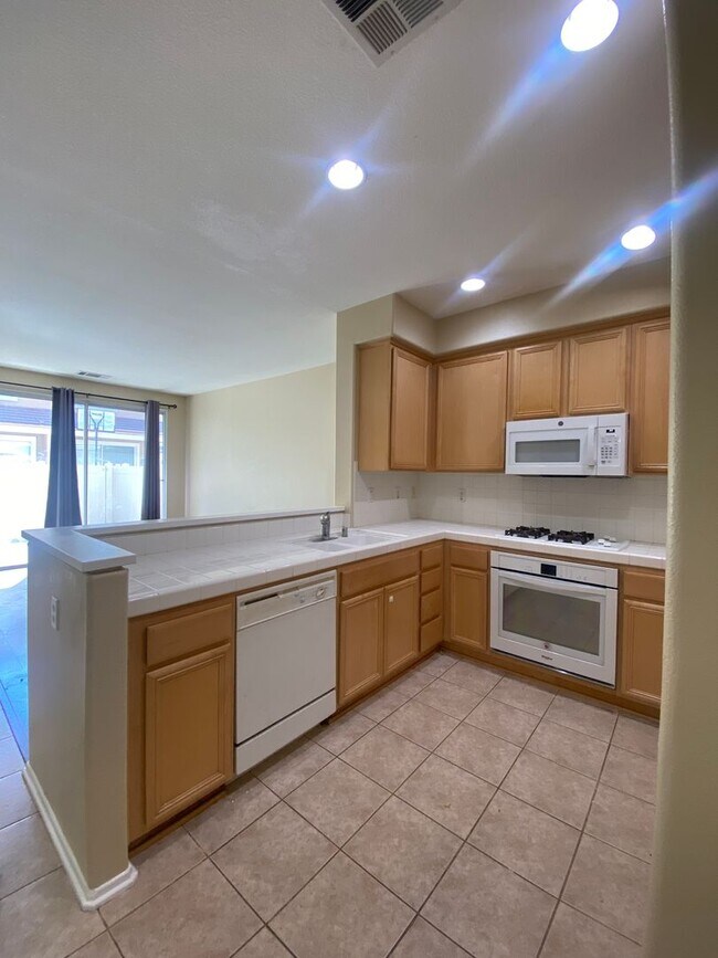 Building Photo - Anaheim HIlls 3 Bedroom